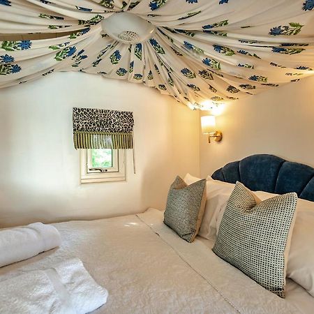 Finest Retreats - Shrawardine Train Carriage Villa Buitenkant foto