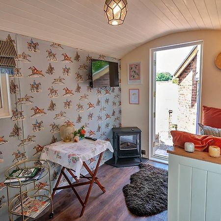 Finest Retreats - Shrawardine Train Carriage Villa Buitenkant foto