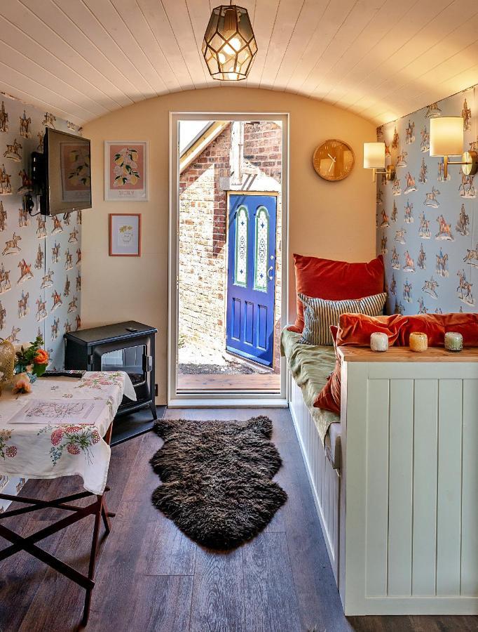 Finest Retreats - Shrawardine Train Carriage Villa Buitenkant foto