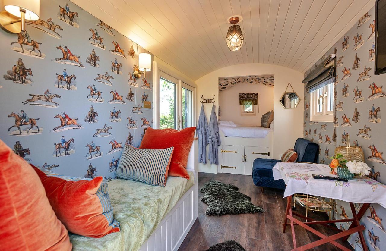 Finest Retreats - Shrawardine Train Carriage Villa Buitenkant foto