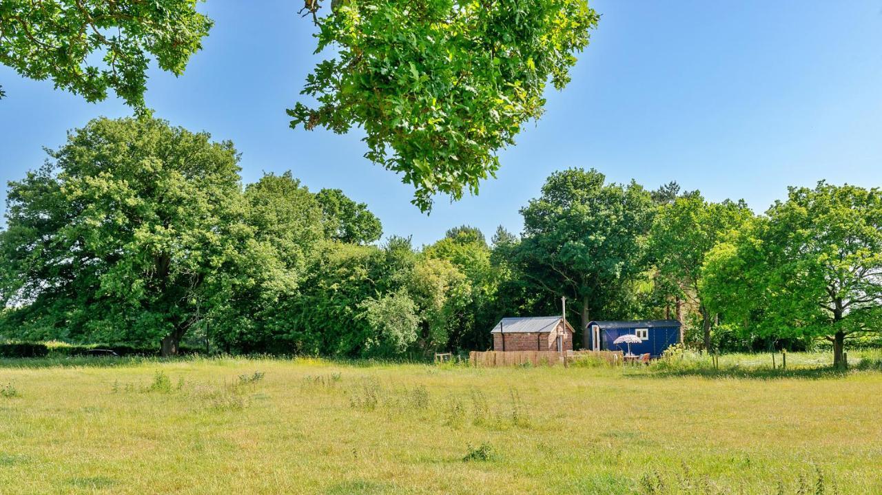 Finest Retreats - Shrawardine Train Carriage Villa Buitenkant foto