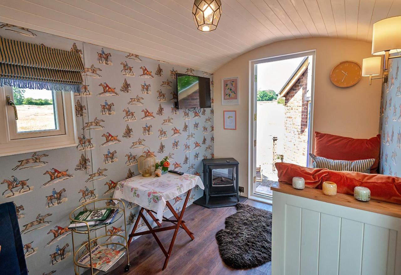 Finest Retreats - Shrawardine Train Carriage Villa Buitenkant foto