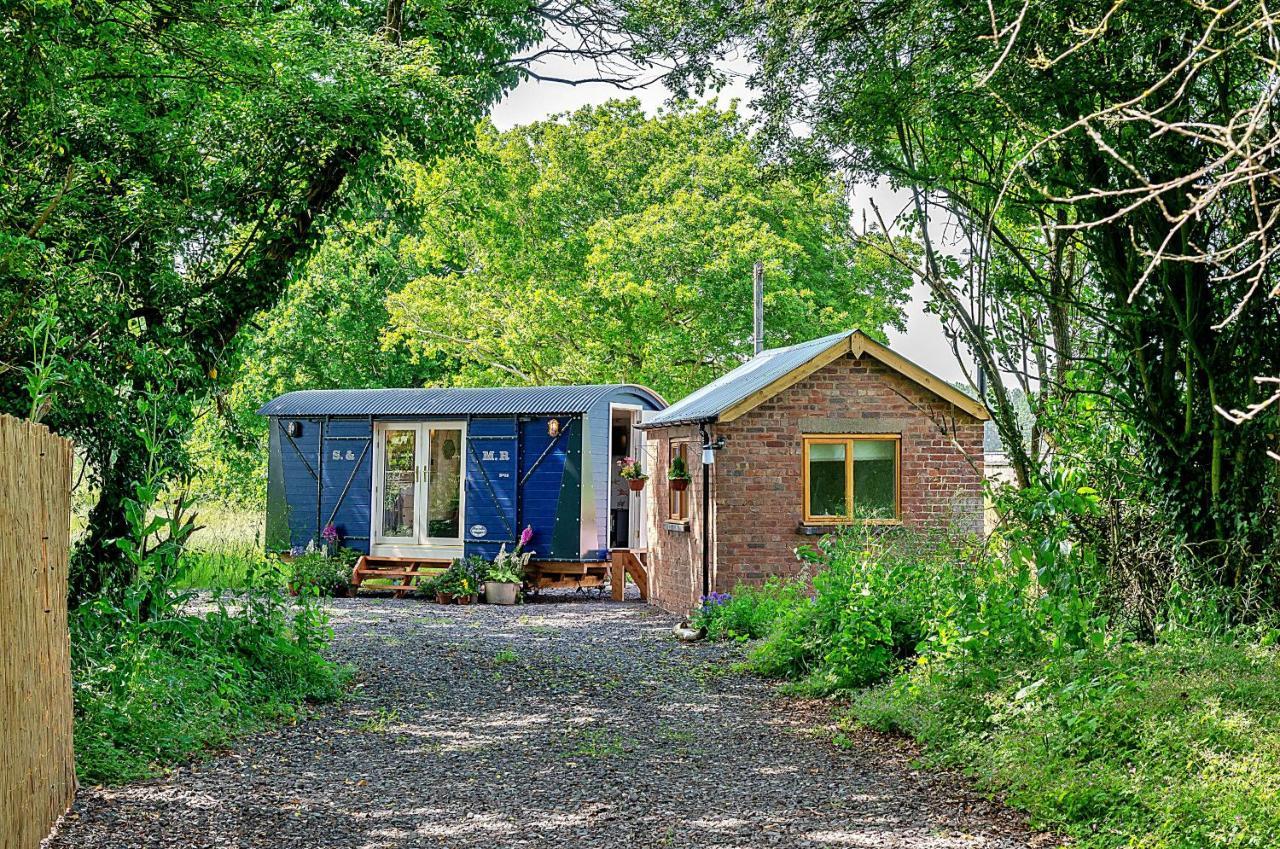 Finest Retreats - Shrawardine Train Carriage Villa Buitenkant foto